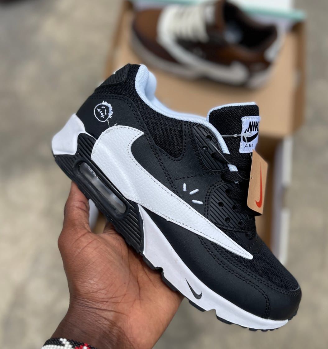Nike Air Max 90 Essential Black/White-Metallic