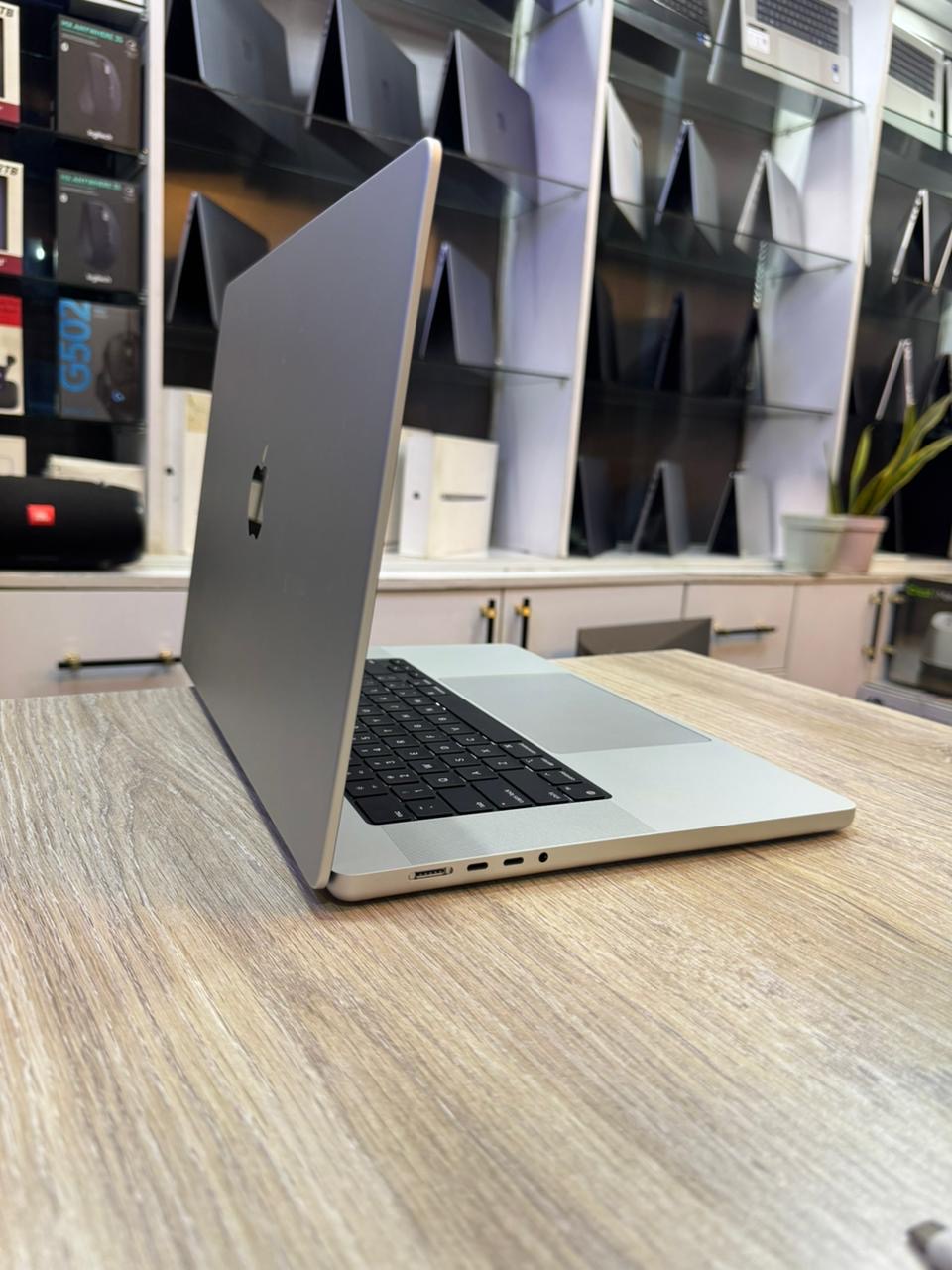 MacBook Pro M3 Max 16” 2023 | 38GB RAM | 1TB SSD | 92% Battery Health