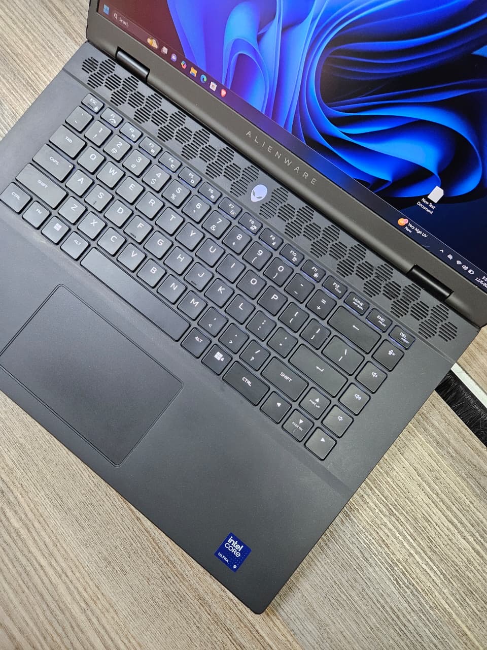 Alienware m16 R2 Gaming Laptop | Intel Ultra 9 185H • RTX 4070 • 32GB • 1TB SSD • QHD+ 240Hz