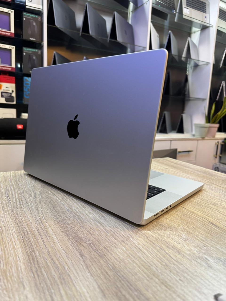 MacBook Pro M3 Max 16” 2023 | 38GB RAM | 1TB SSD | 92% Battery Health