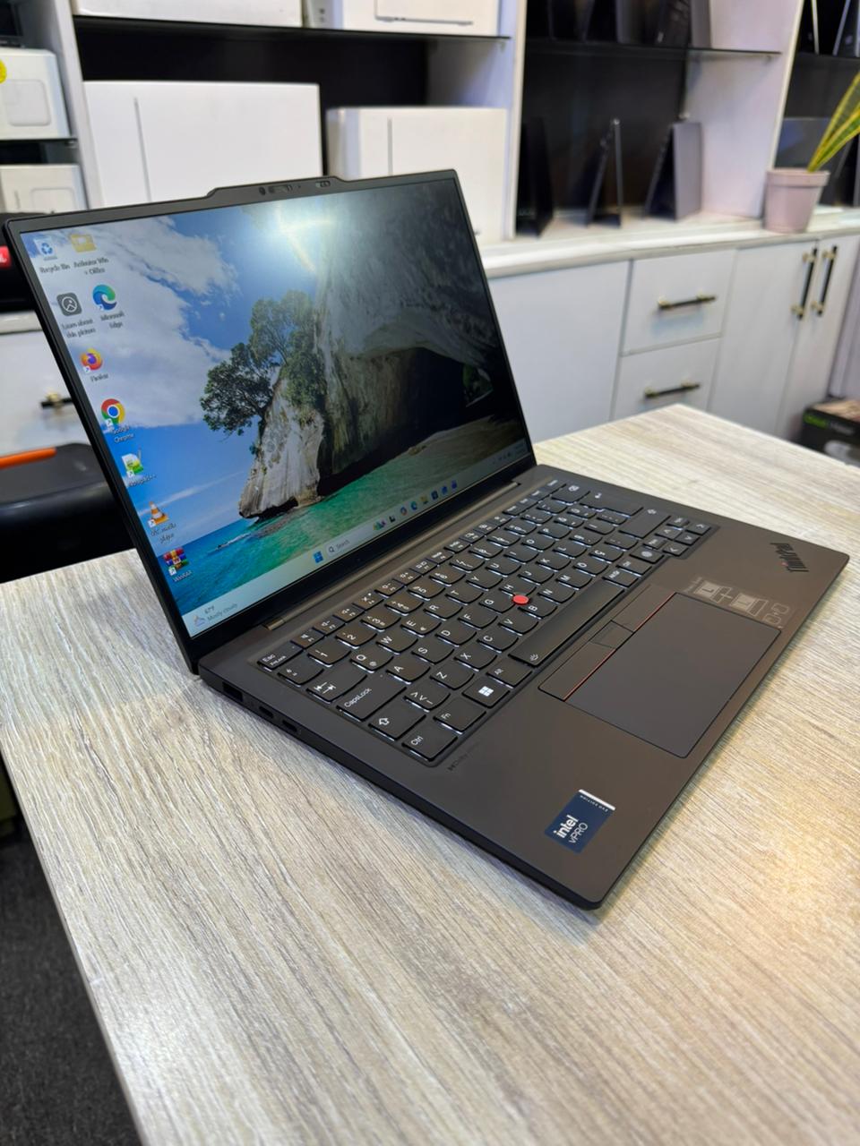 Lenovo ThinkPad X1 Carbon Gen 12 Ultra – Intel Core Ultra 7 165U, 16GB RAM, 512GB SSD, 14″ FHD, Fingerprint Lock, Backlit Keyboard
