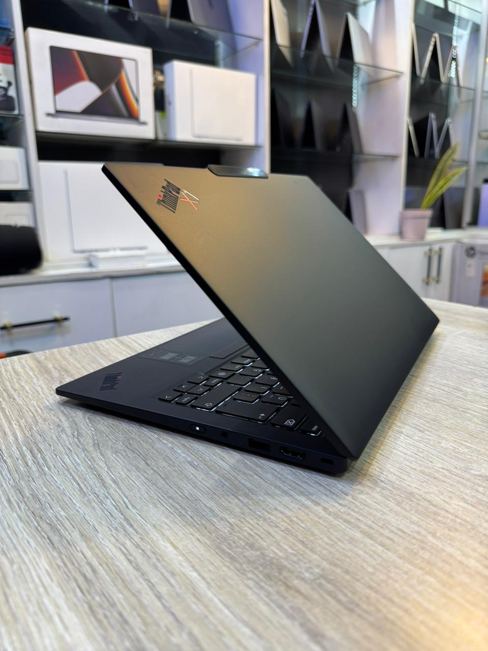 Lenovo ThinkPad X1 Carbon Gen 12 Ultra – Intel Core Ultra 7 165U, 16GB RAM, 512GB SSD, 14″ FHD, Fingerprint Lock, Backlit Keyboard