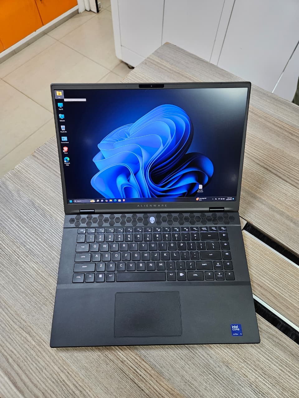 Alienware m16 R2 Gaming Laptop | Intel Ultra 9 185H • RTX 4070 • 32GB • 1TB SSD • QHD+ 240Hz