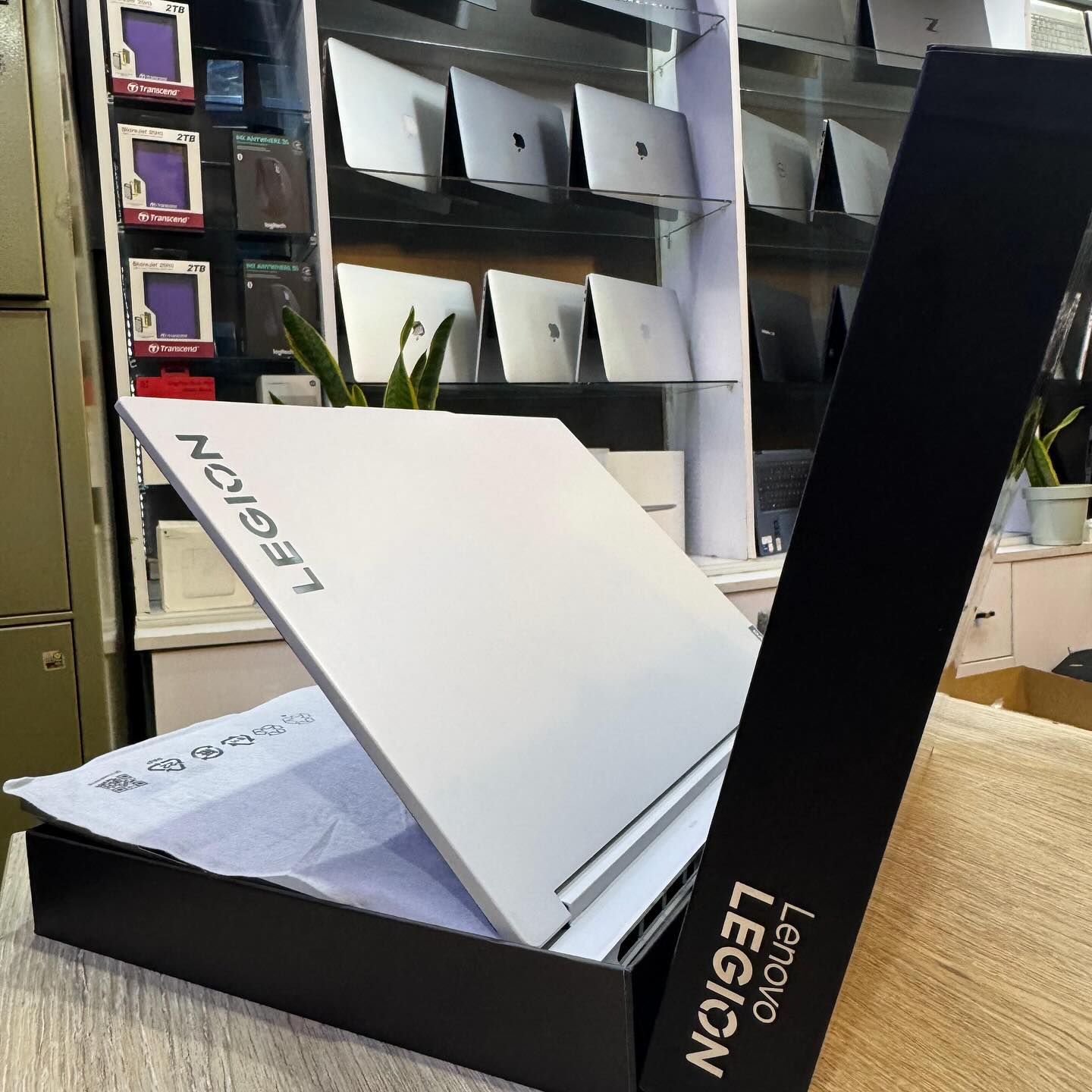 Lenovo Legion 7i Gen 9 – i7-14700HX, RTX 4070, 32GB RAM, 1TB SSD, Glacier White