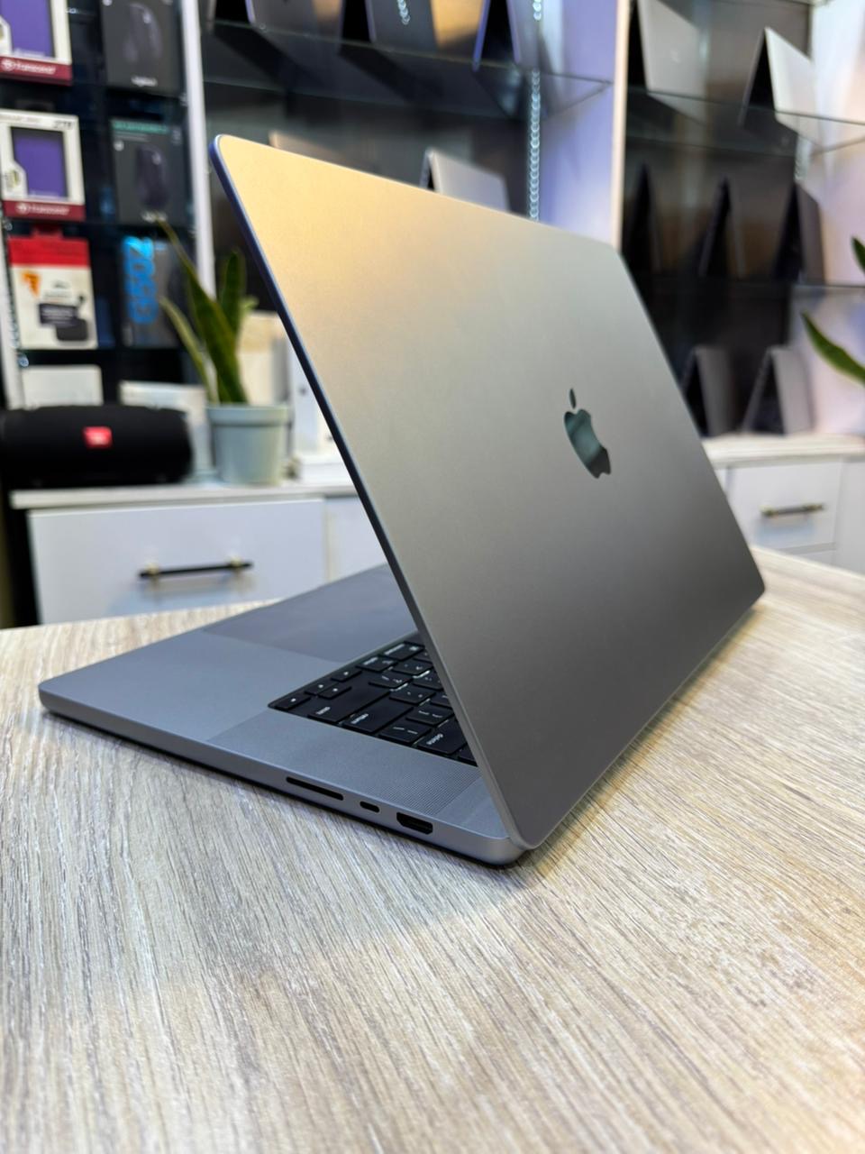 Apple MacBook Pro 16-Inch (2021) — M1 Max, 64GB RAM, 1TB SSD, 92% Battery Health