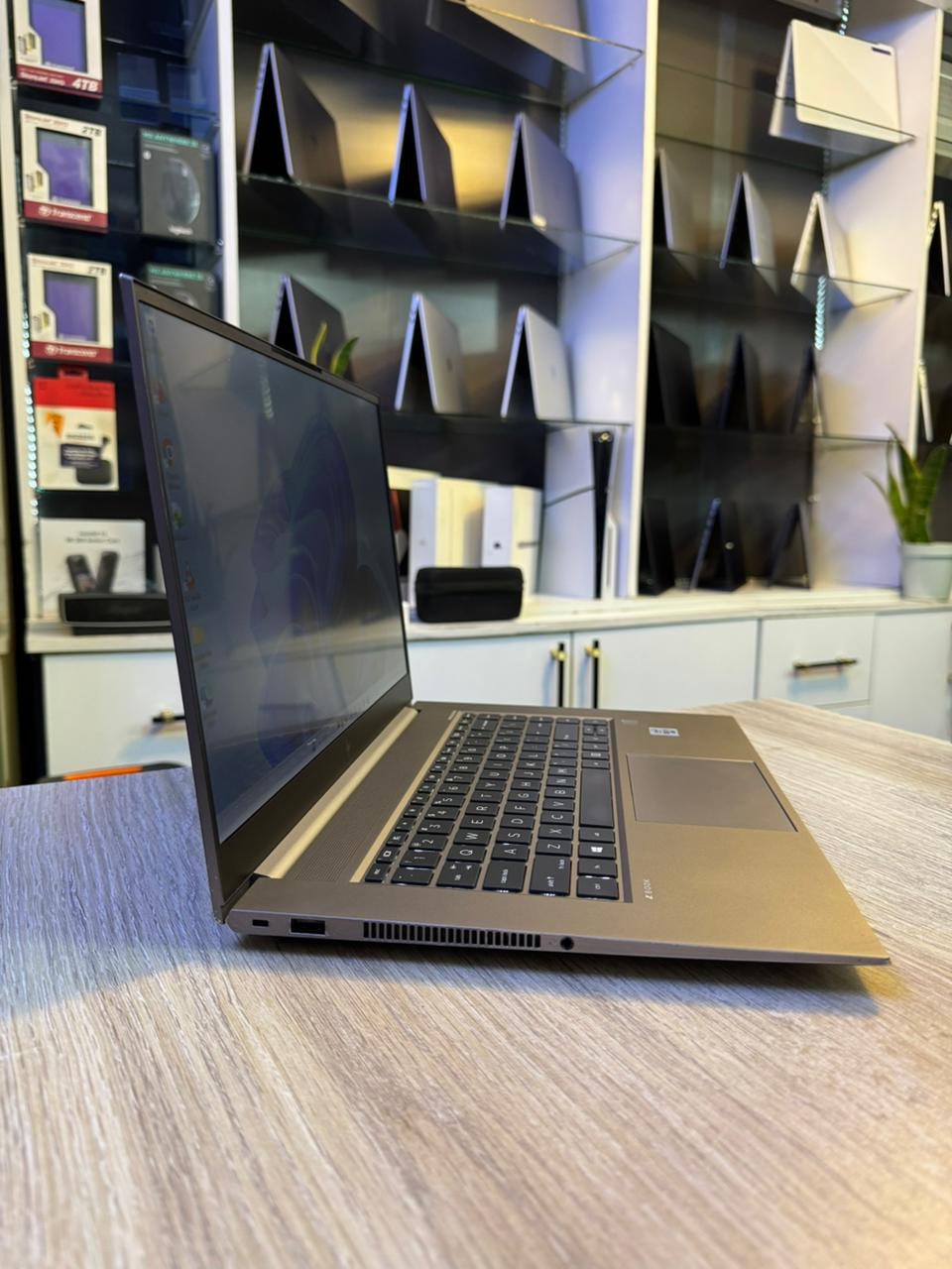 HP ZBook Studio G7  Core i9, Quadro T2000, 32GB RAM, 512GB SSD