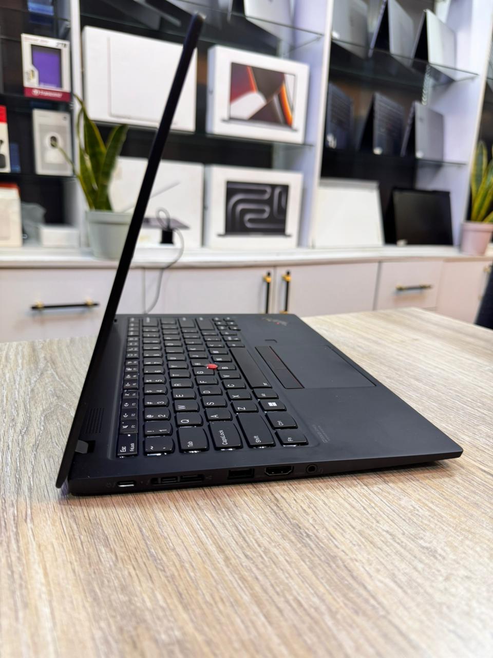 Lenovo X1 Carbon Ultrabook  Core i7, 1TB SSD, 14