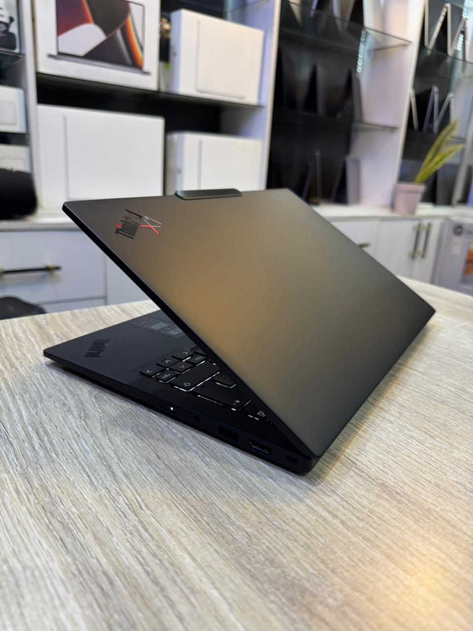 Lenovo ThinkPad X1 Carbon Gen 12 Ultra – Intel Core Ultra 7 165U, 16GB RAM, 512GB SSD, 14″ FHD, Fingerprint Lock, Backlit Keyboard