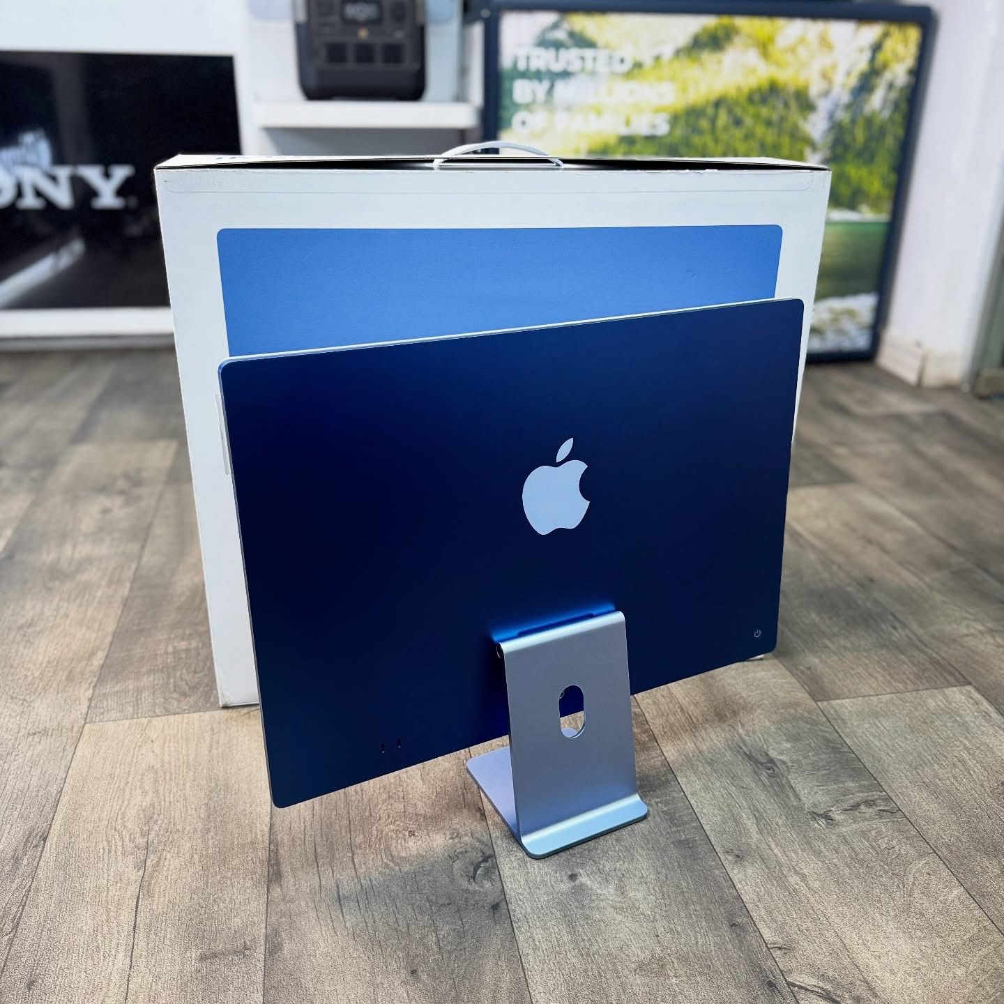 Apple iMac 24″ M4 Chip – 16GB RAM, 512GB SSD, 4.5K Retina Display (Silver)