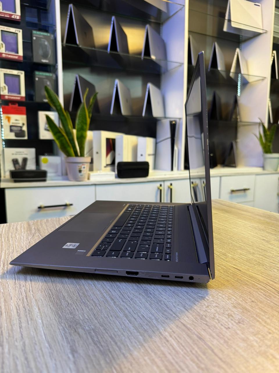 HP ZBook Studio G7  Core i9, Quadro T2000, 32GB RAM, 512GB SSD