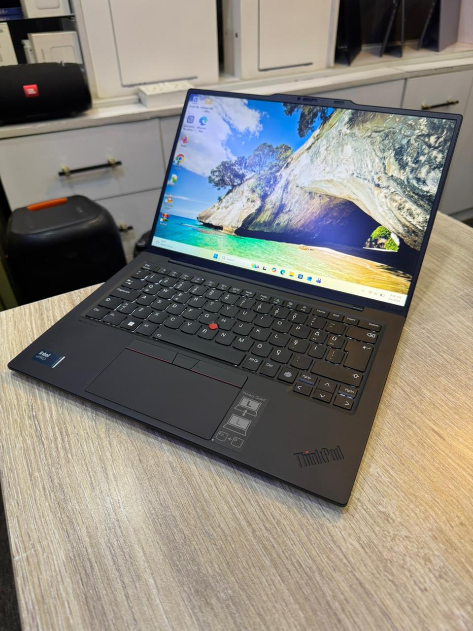 Lenovo ThinkPad X1 Carbon Gen 12 Ultra – Intel Core Ultra 7 165U, 16GB RAM, 512GB SSD, 14″ FHD, Fingerprint Lock, Backlit Keyboard