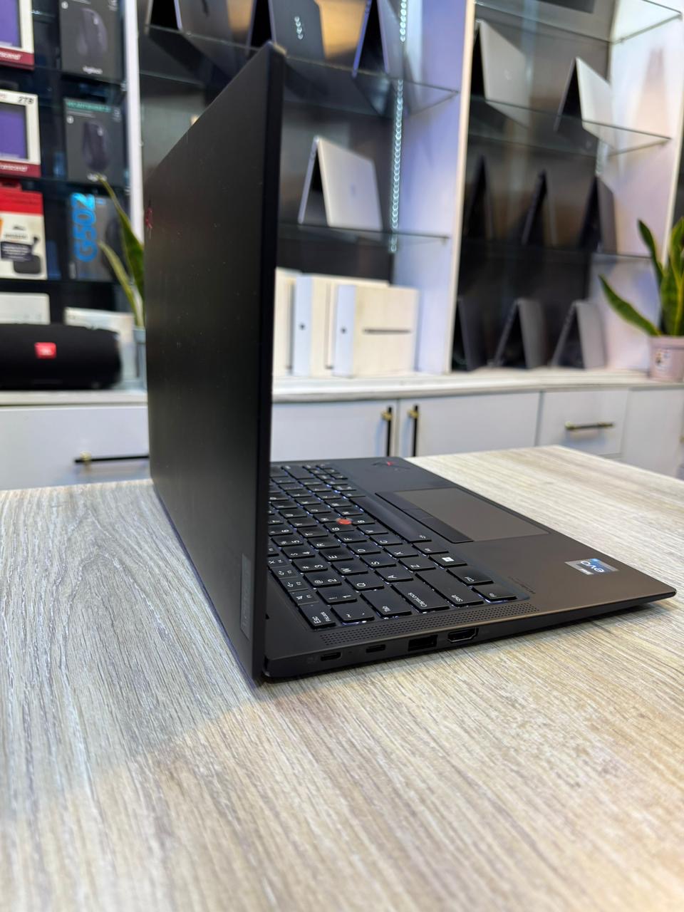 Lenovo ThinkPad X1 Carbon Core i7 13th Gen Laptop | 32GB RAM | 512GB SSD | 14” FHD | Backlit Keyboard